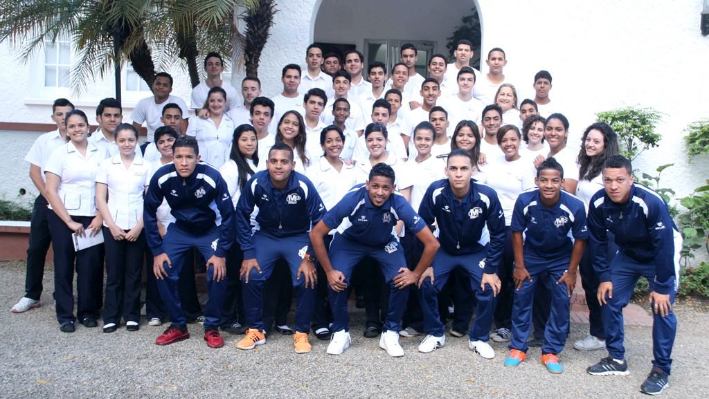 Integrantes del Moca FC comparten con estudiantes del colegio EDUCARE